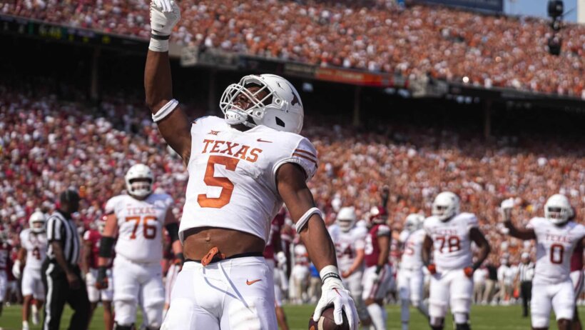 Bijan Robinson Celebrates after a touchdown