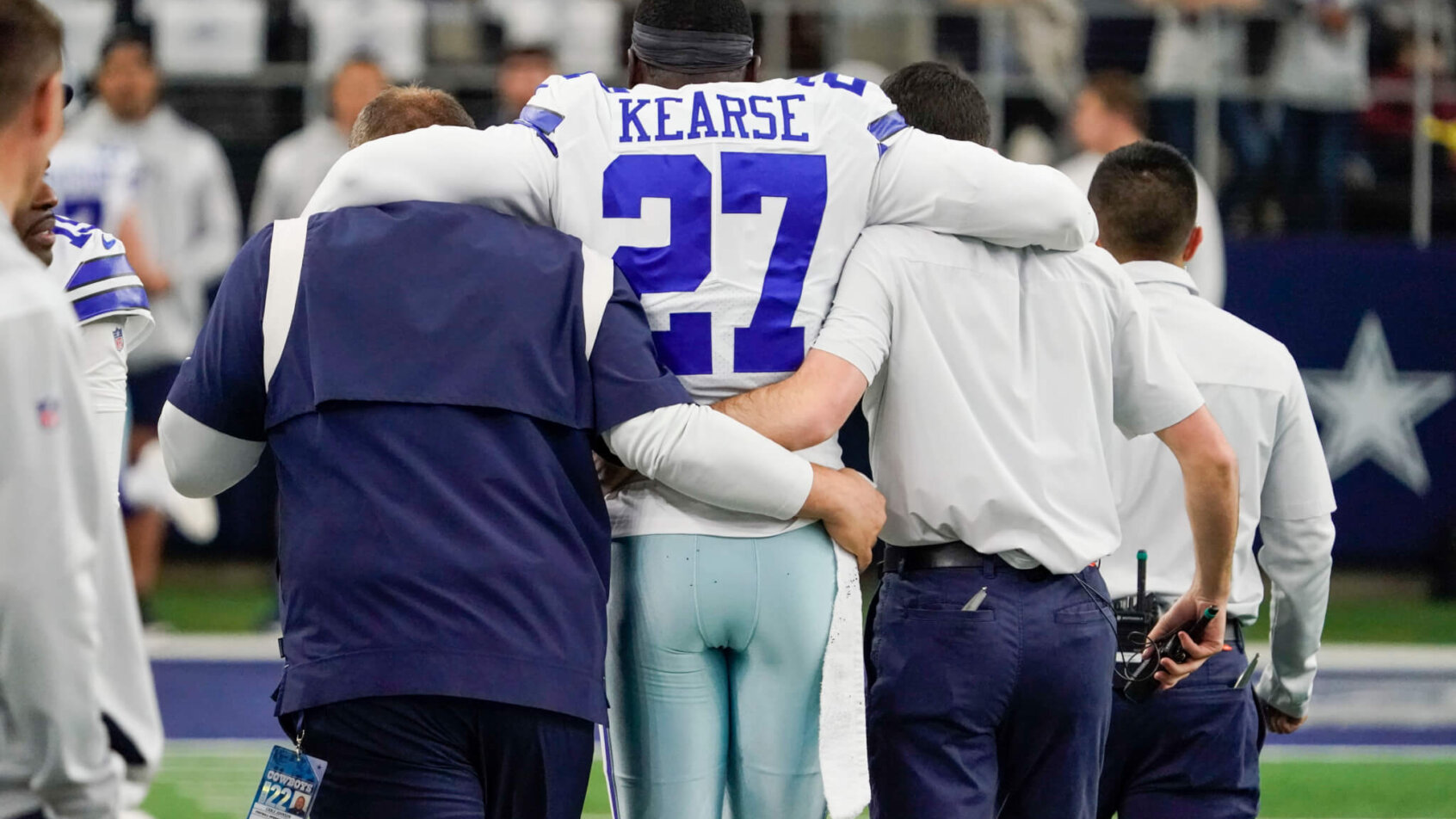 Dallas Cowboys SS Jayron Kearse helped off field
