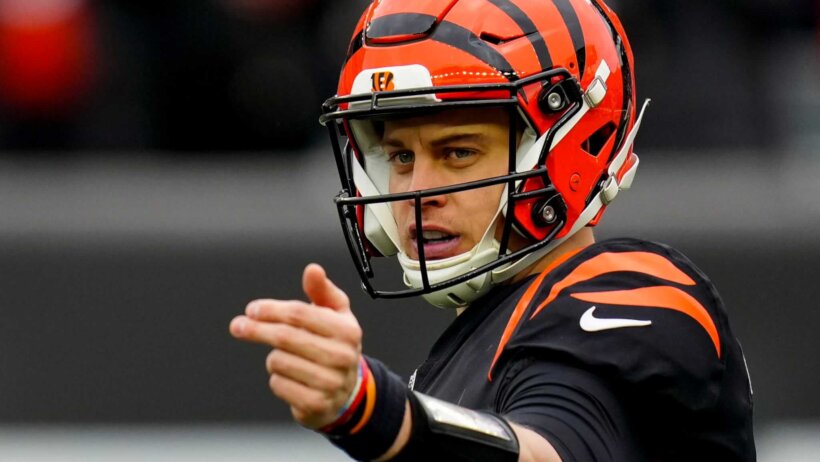 Joe Burrow pointing