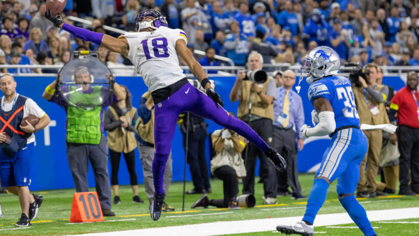 Justin Jefferson reaching for catch