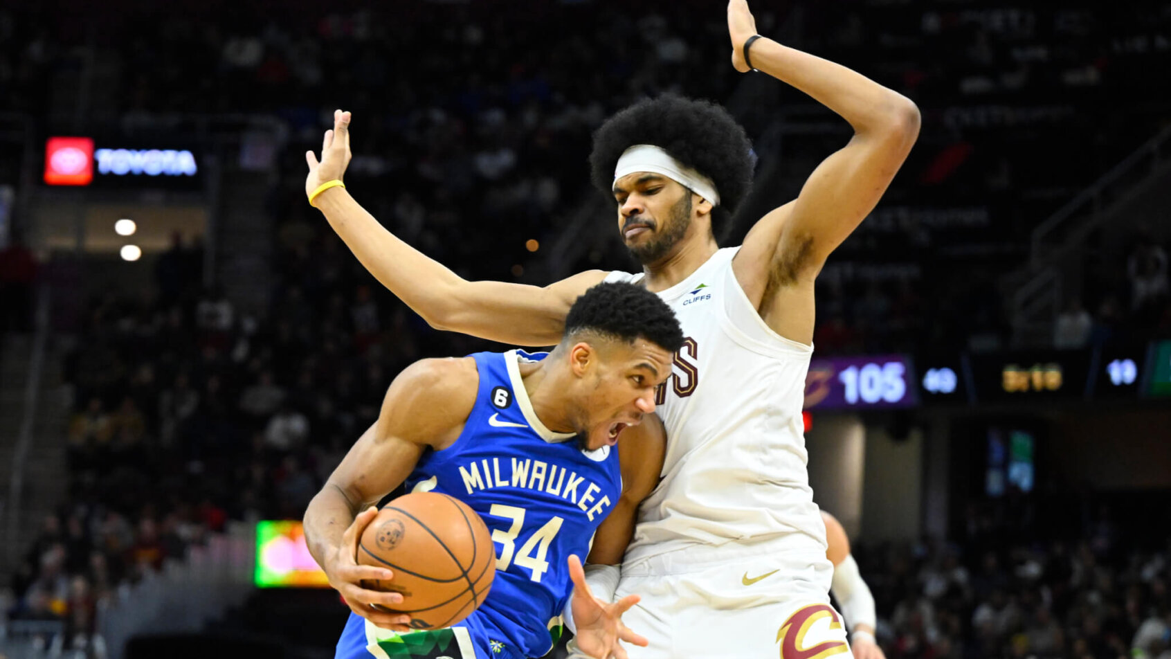 Bucks forward Giannis Antetokounmpo driving the hoop