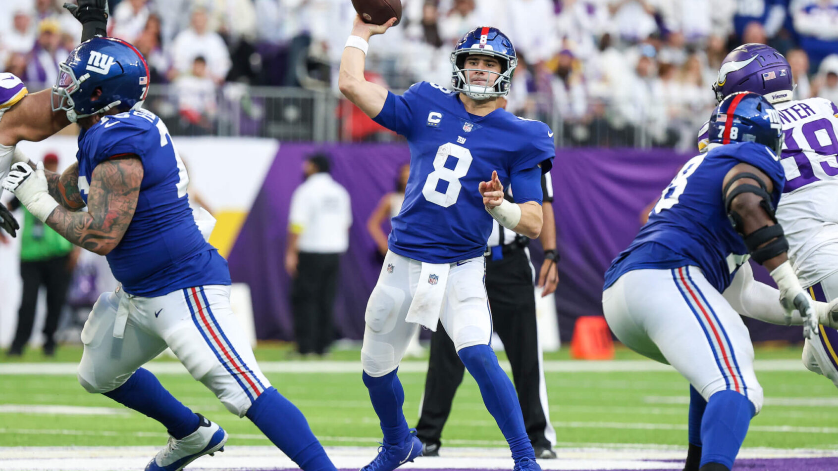 Daniel Jones rips a throw versus the Vikings