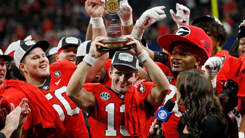 Georgia quarterback Stetson Bennett raises trophy