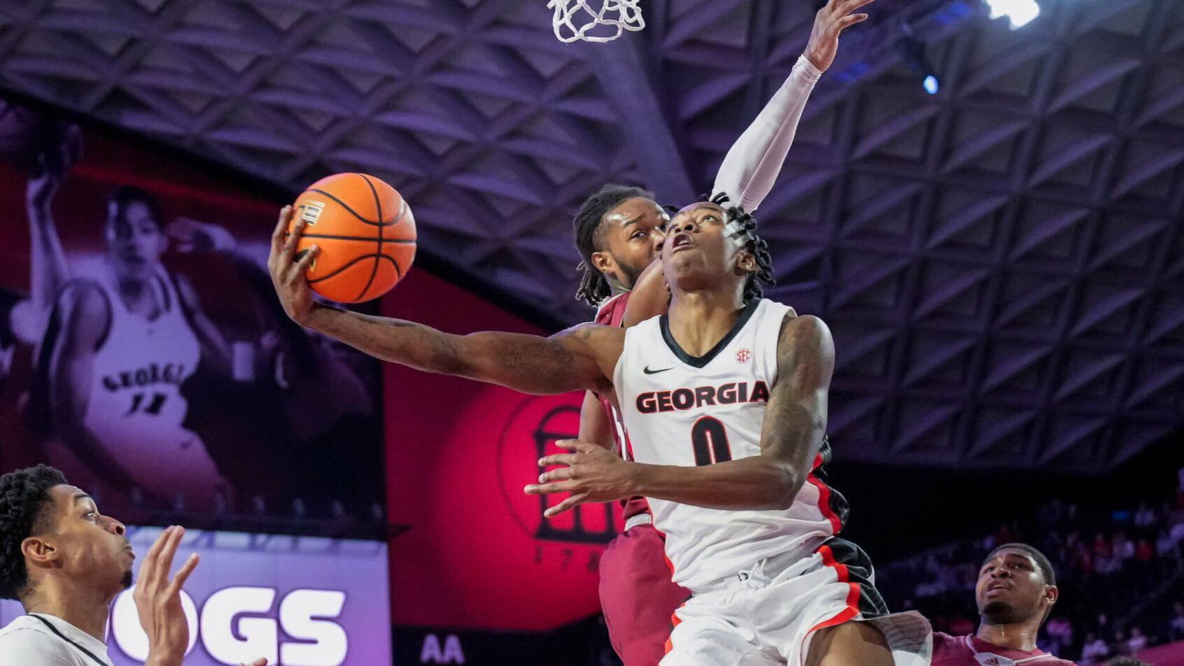 Georgia Bulldogs guard Terry Roberts going for a layup