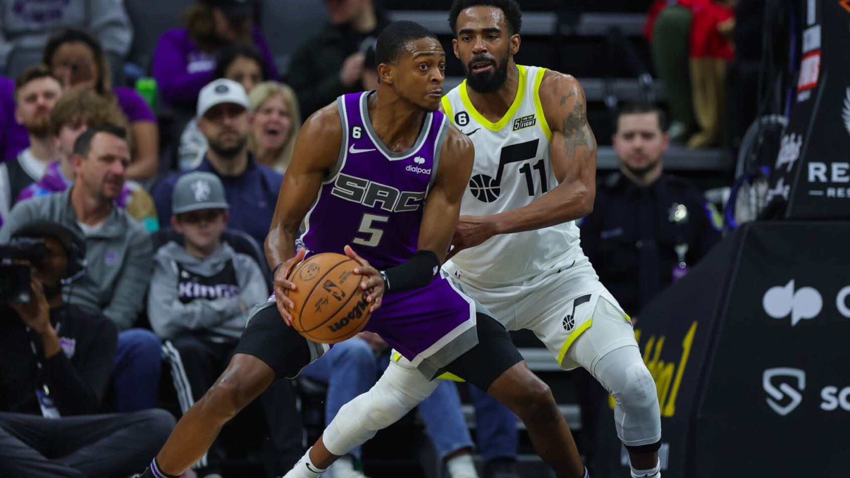 De'Aaron Fox defended in the post by Mike Conley Jr