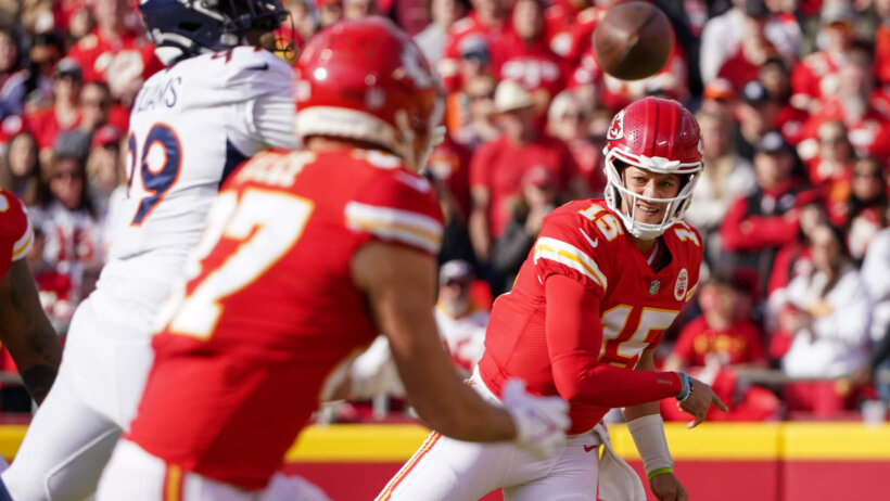 Mahomes throwing the ball