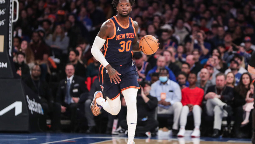 Julius Randle dribbling