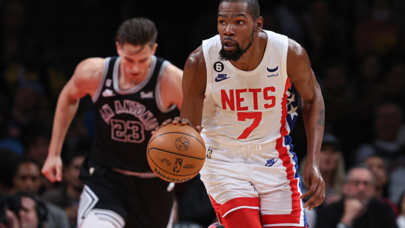 Kevin Durant brings the brings the ball up the court