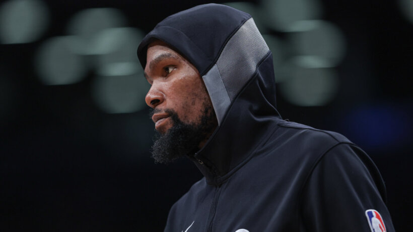 Kevin Durant with his hood on during warmups