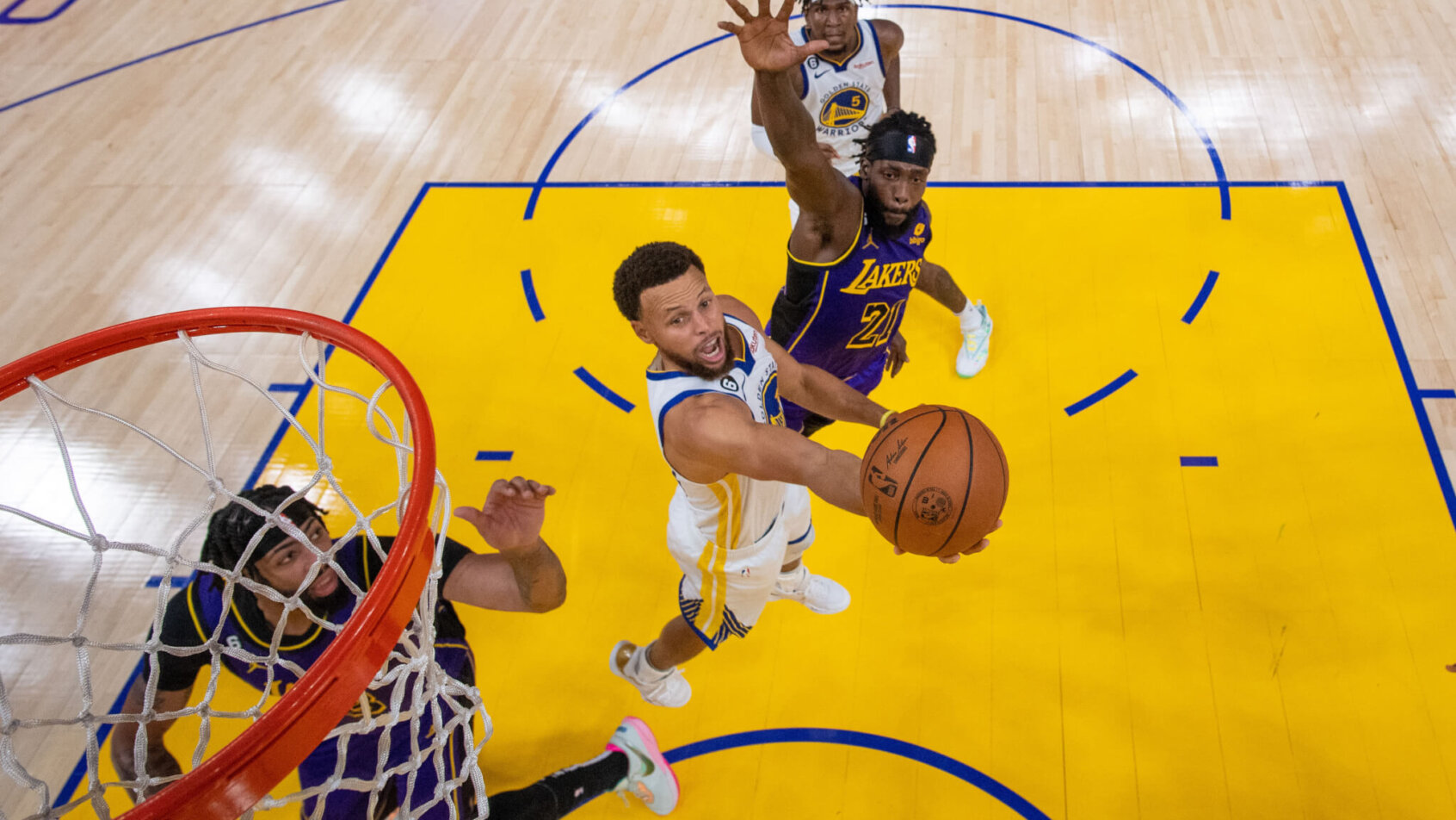 Steph Curry attempts a lay up versus the Lakers. Warriors vs Lakers