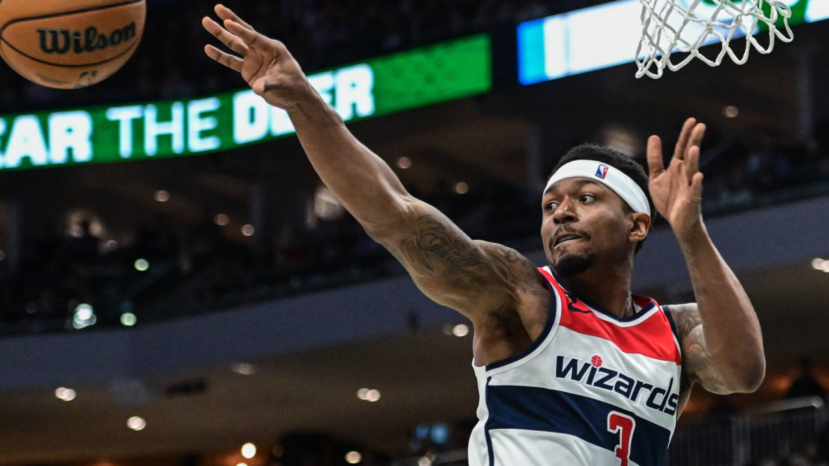 Bradley Beal makes pass from underneath the basket