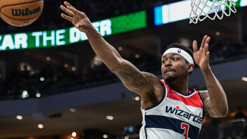 Bradley Beal makes pass from underneath the basket