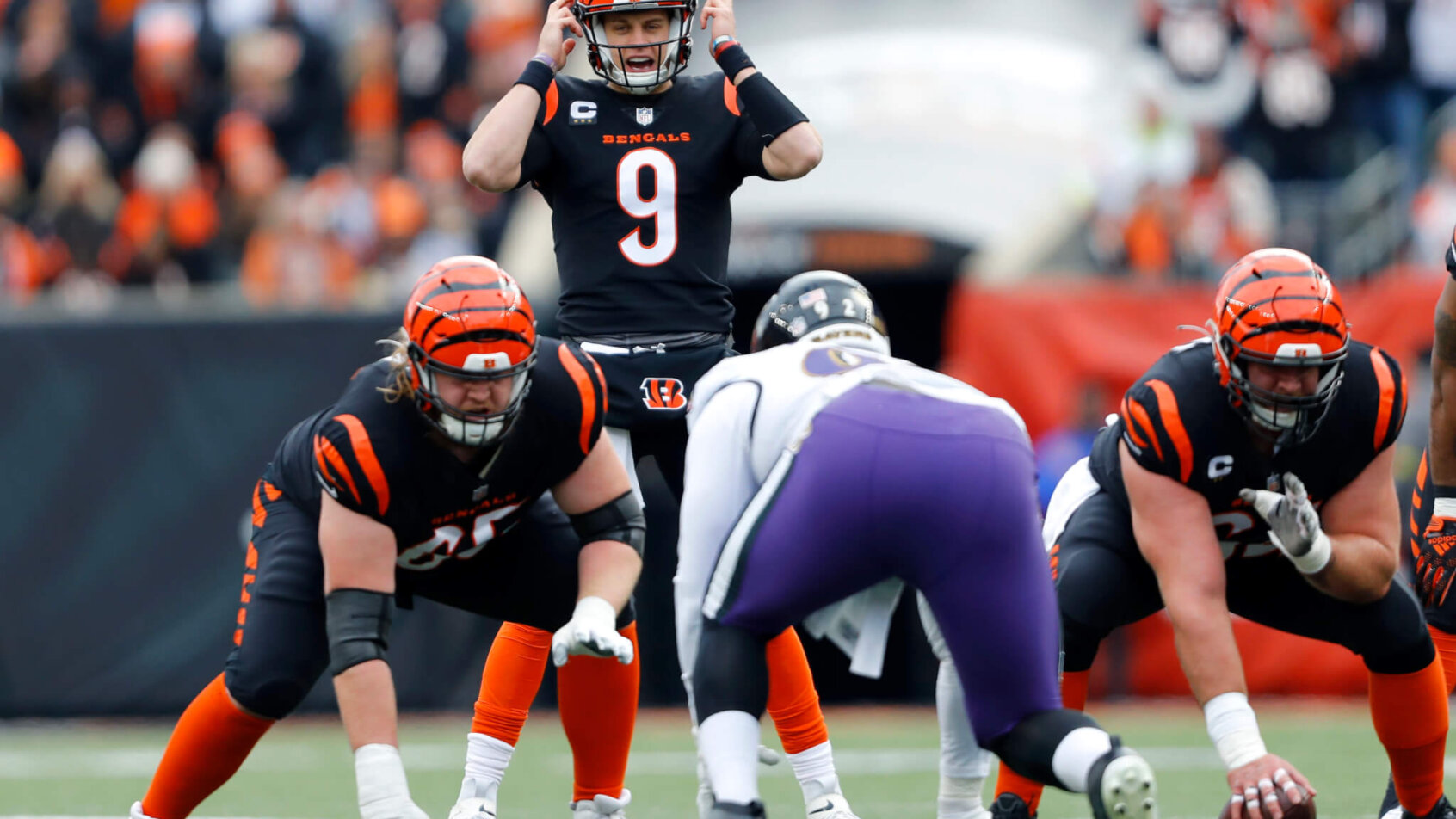 Joe Burrow calling plays at line vs Ravens