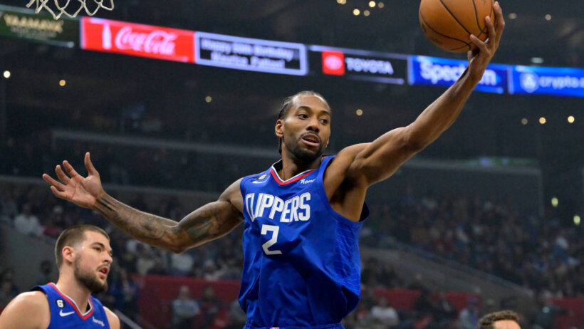 Kawhi Leonard reaches for ball with one hand