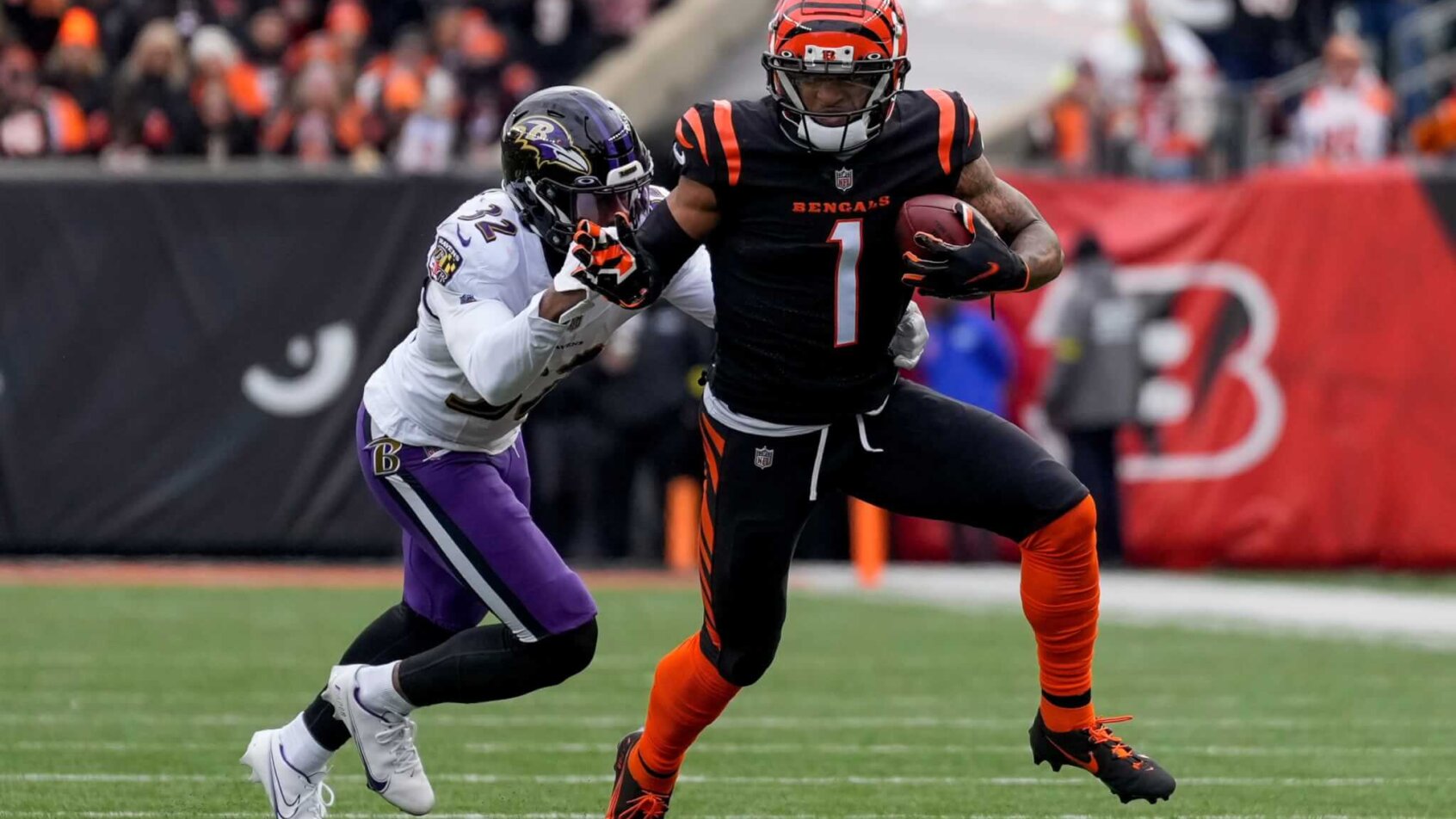 Ja'Marr Chase of Cincinnati Bengals shakes tackler