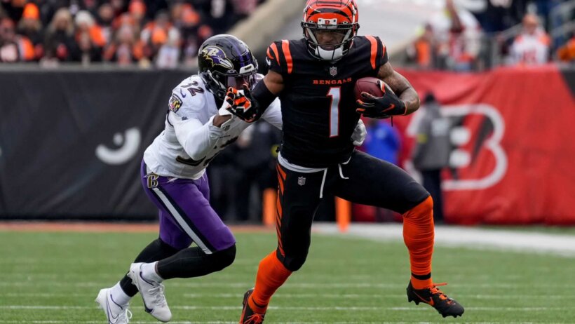 Ja'Marr Chase of Cincinnati Bengals shakes tackler