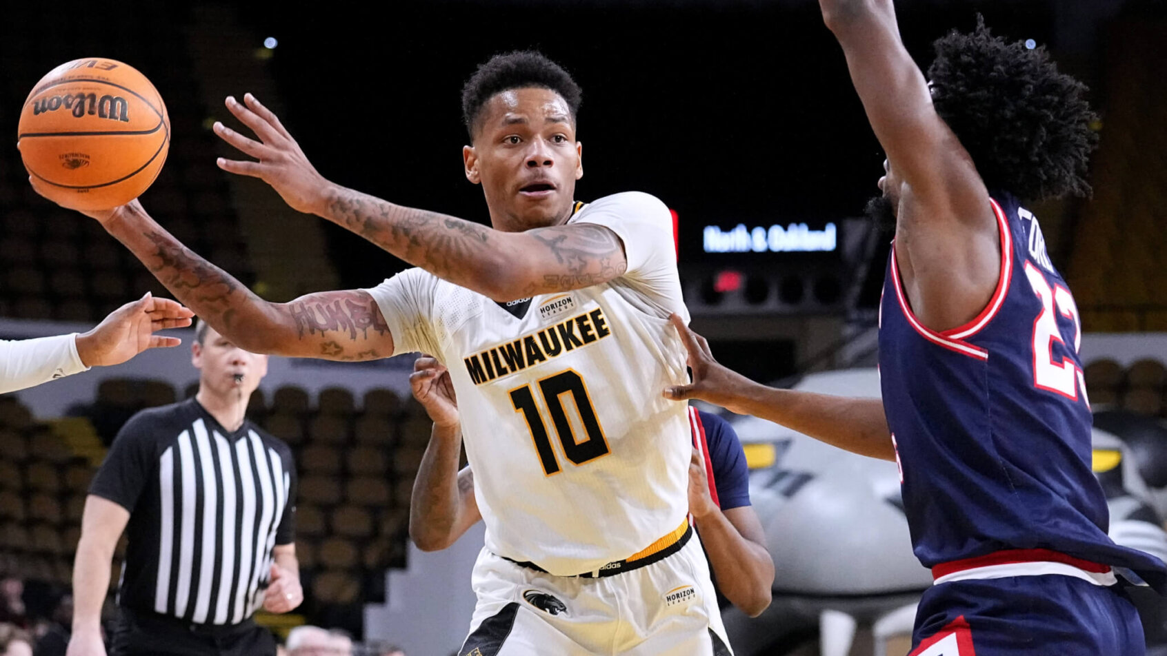UW-Milwaukee guard BJ Freeman passing the ball