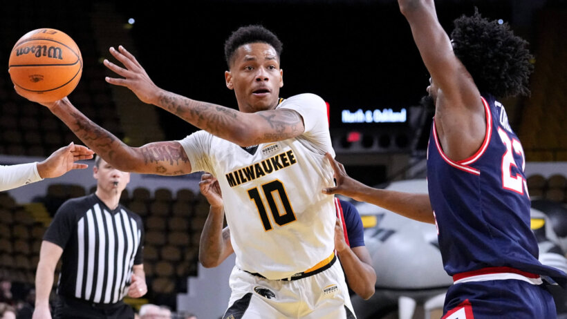 UW-Milwaukee guard BJ Freeman passing the ball