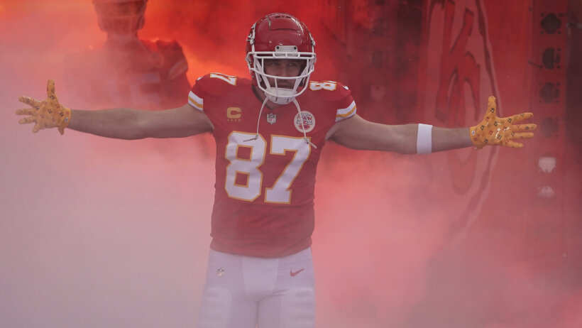 Kansas City Chiefs TE Travis Kelce entering field