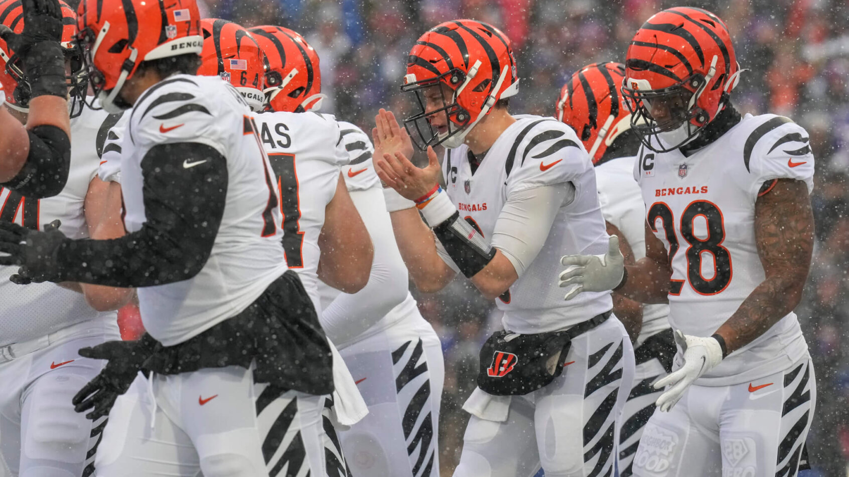 Joe Burrow breaks the Bengals huddle