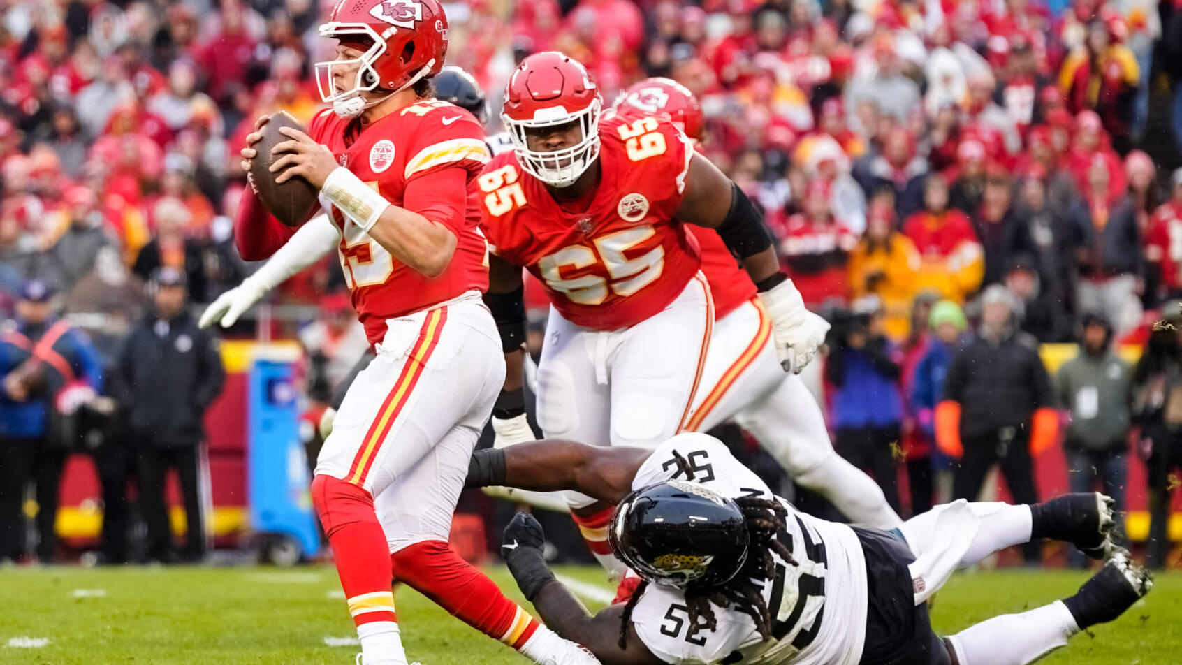 Patrick Mahomes tries to avoid the tackle