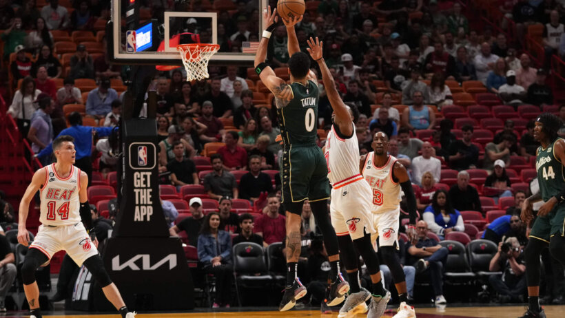 Jayson Tatum shoots over Kyle Lowry
