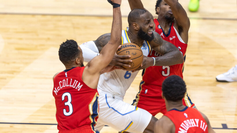 Los Angeles Lakers forward LeBron James drives to the basket against New Orleans