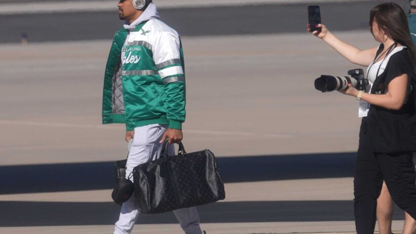 Eagles QB Jalen Hurts arriving in Phoenix for Super Bowl