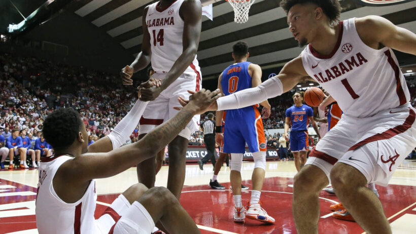 Alabama basketball players help each other out