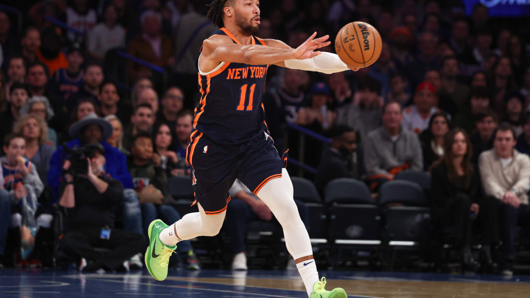 Jalen Brunson throws chest pass
