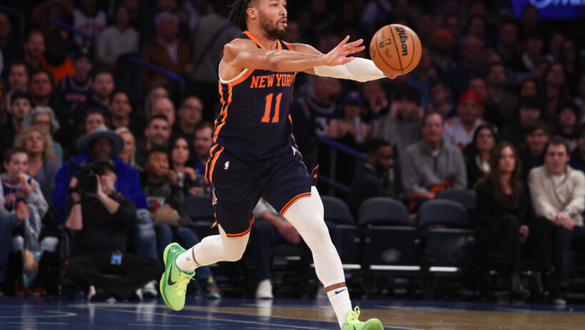 Jalen Brunson throws chest pass