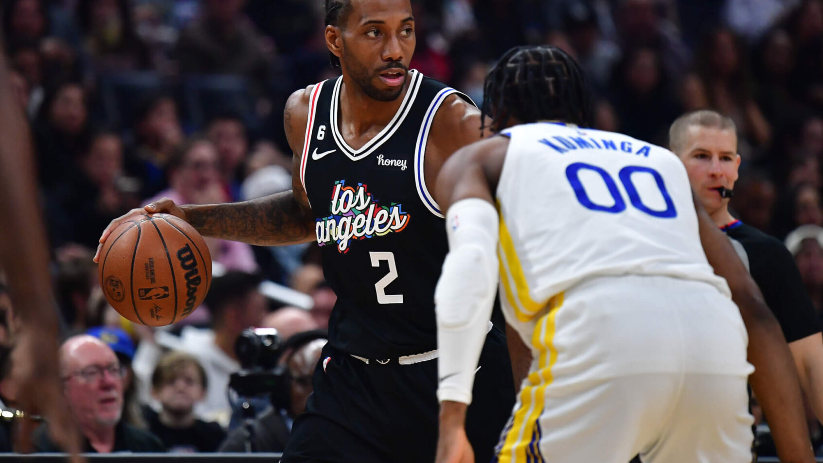 Kawhi Leonard dribbling in front of defender