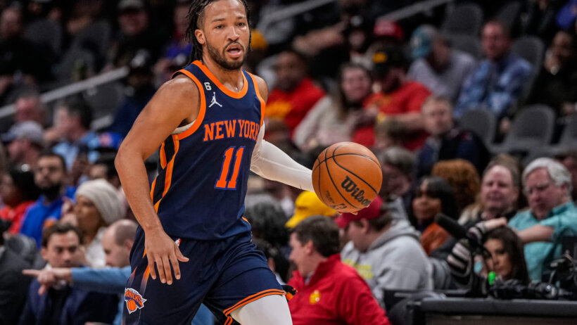 Jalen Brunson brings the ball up the court