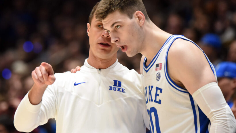 Duke Blue Devils head coach Jon Scheyer talking to Kyle Filipowski