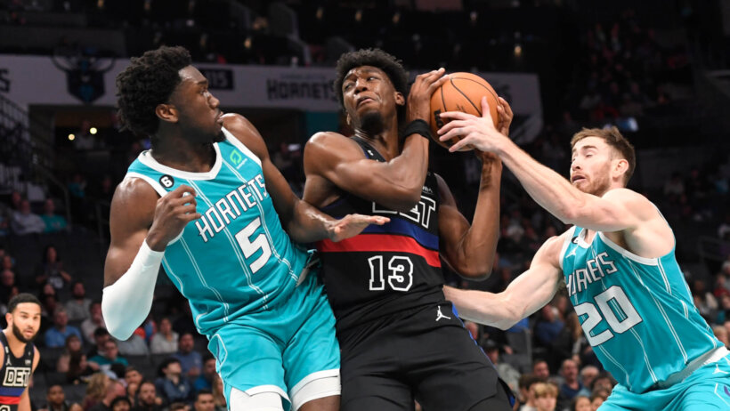 The Hornets and Pistons battle for a loose ball