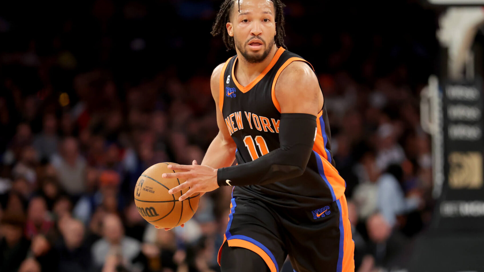 New York Knicks guard Jalen Brunson looks to pass