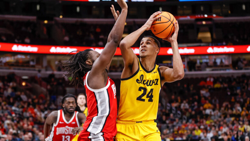 Iowa Hawkeyes forward Kris Murray readies to shoot