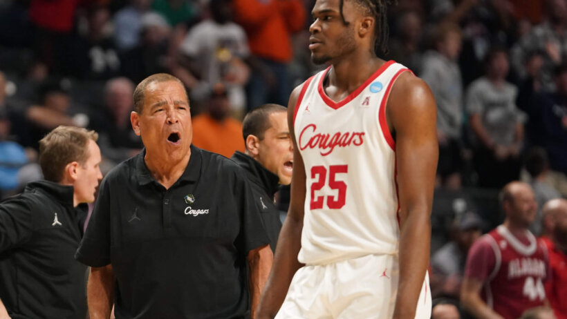 Houston Cougars head coach Kelvin Sampson talks with forward Jarace Walker