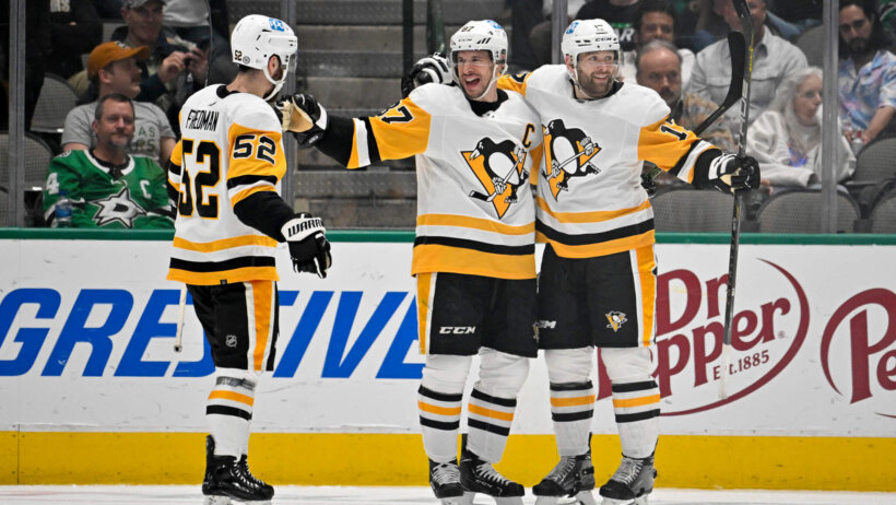 Pittsburgh Penguins center Sidney Crosby celebrates goal with teammates
