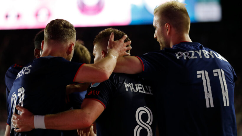 Chicago Fire forward Chris Mueller (8) celebrates with teammates