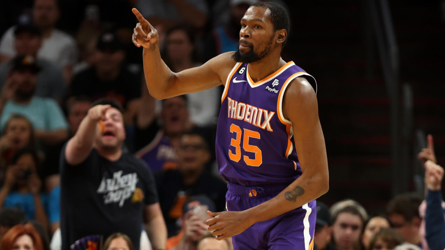 Kevin Durant pointing