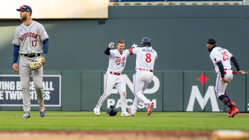 Twins celebrating win over Astros
