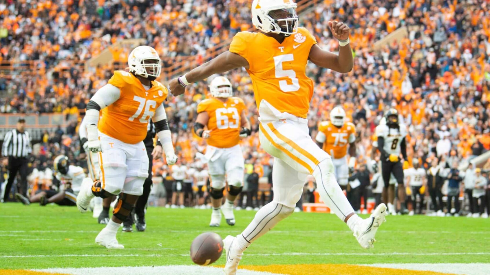 Tennessee quarterback Hendon Hooker (5) runs into the end zone