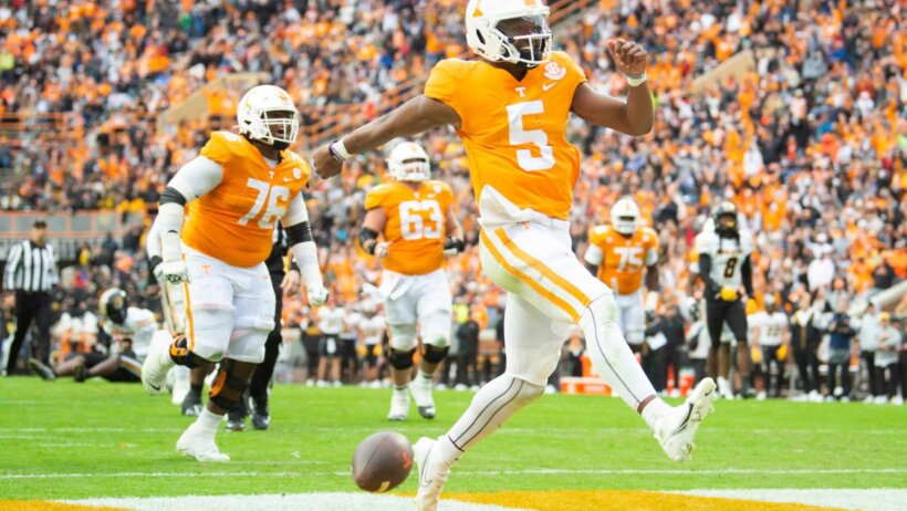 Tennessee quarterback Hendon Hooker (5) runs into the end zone