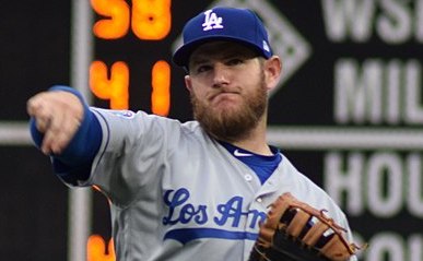 Max Muncy throwing a ball