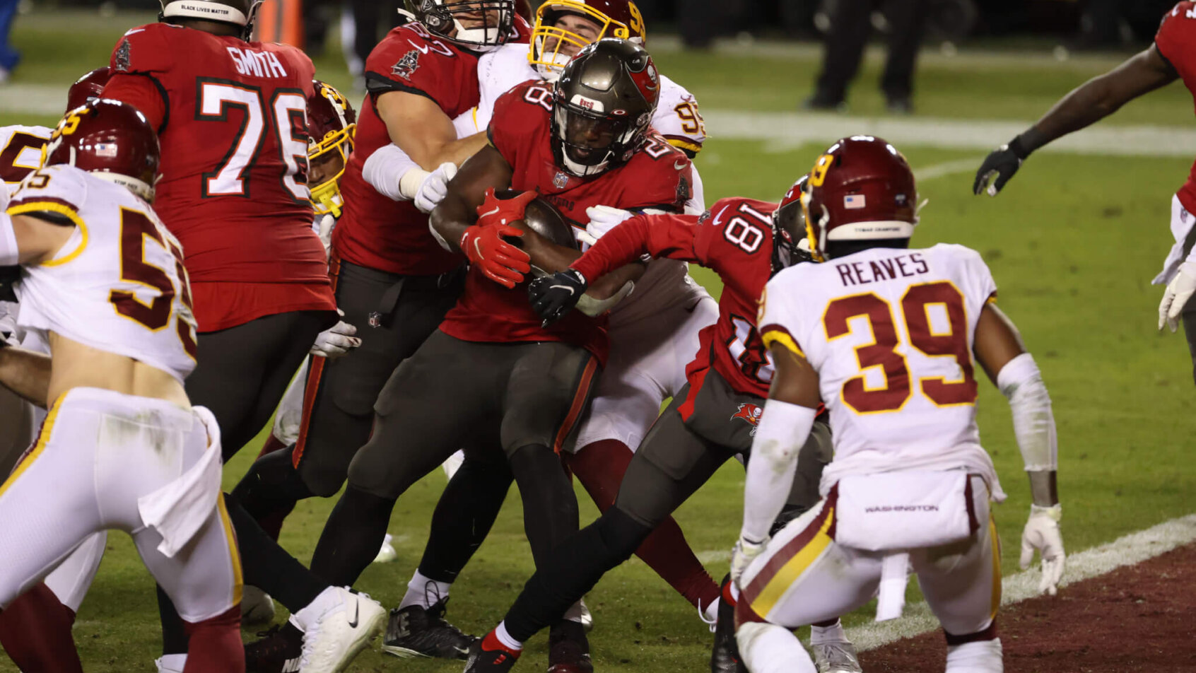 Tampa Bay Buccaneers running back Leonard Fournette (28) scores a touchdown
