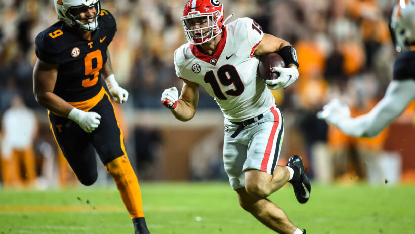 Georgia Bulldogs tight end Brock Bowers runs past Tennessee Volunteers linebacker Tyler Baron