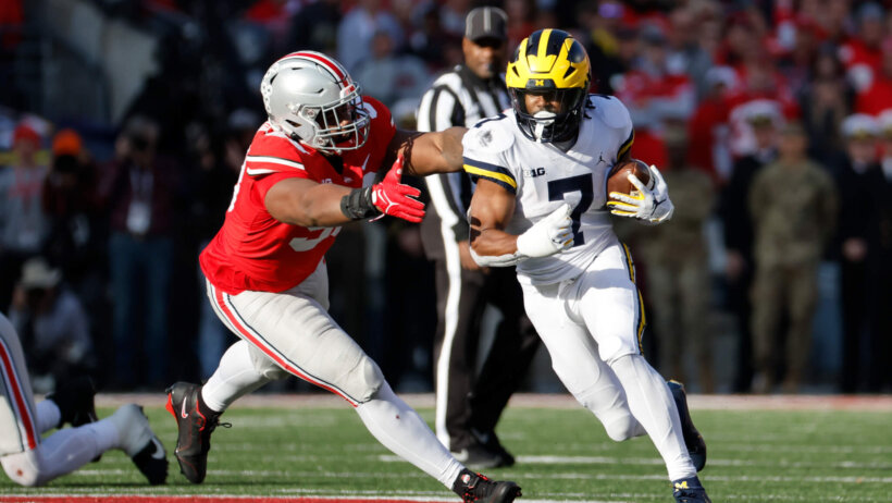 Donovan Edwards eludes an Ohio State tackle.