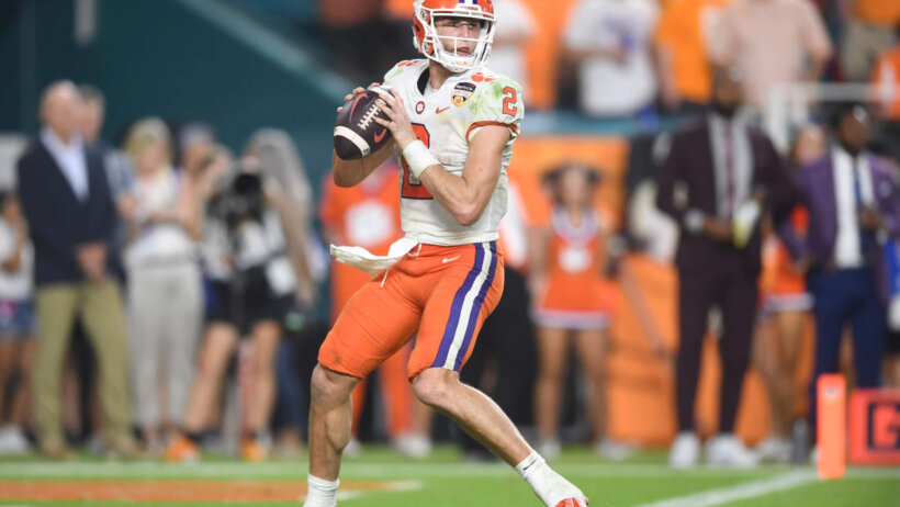 Cade Klubnik drops back to pass.