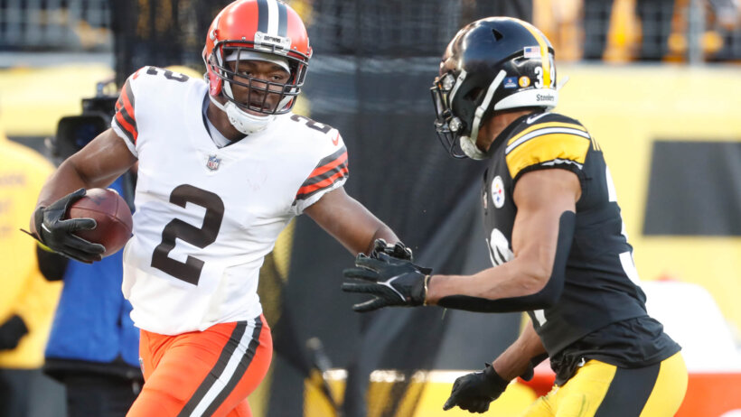 Amari Cooper runs after the catch versus the Steelers.